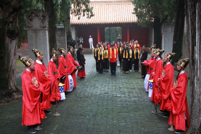 張晉導師帶領百余愛能平臺教育人在尼山孔廟取土取圣水
