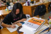 醫(yī)學(xué)路上兩座大山：考研VS規(guī)培 哪個(gè)更難？