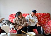 大學生做兩份兼職帶著媽媽上大學：再苦再累也值得