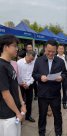 大學(xué)生現(xiàn)場向市長遞簡歷上熱搜！網(wǎng)友質(zhì)疑博眼球，本