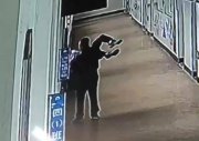 媒體評教師拎起學生威脅要扔下三樓：師風師德不能“