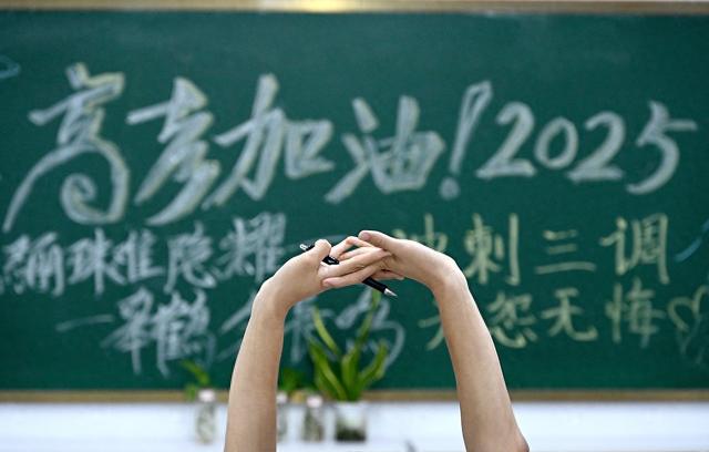 2025年5月27日晚，在河北省邯鄲市峰峰第一中學(xué)，一名高三學(xué)生在晚自習(xí)課間伸懶腰。視覺中國(guó) 圖